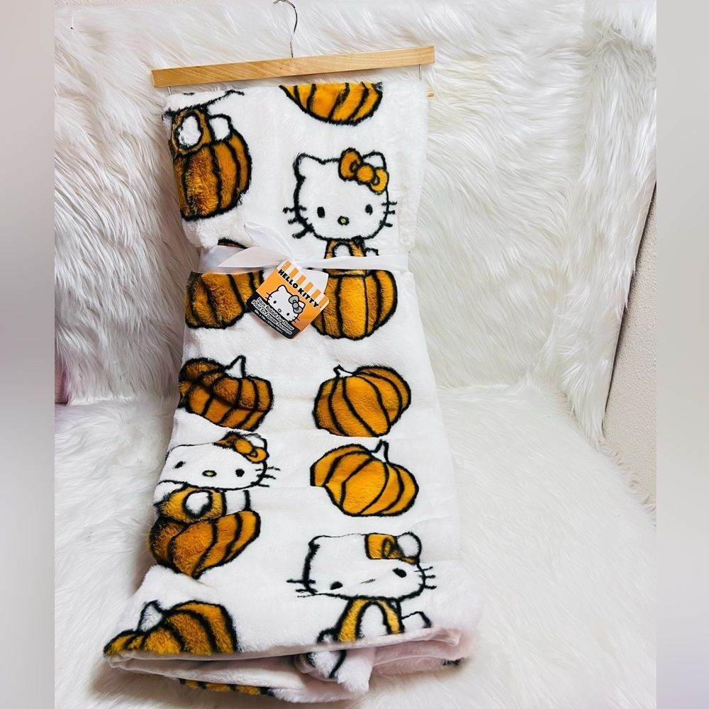 Hello Kitty Fall Throw - Picture 2 of 3